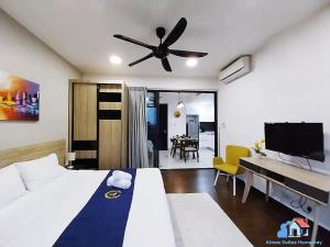 - une chambre avec un lit et un ventilateur de plafond dans l'établissement Almas Suites @ Puteri Harbour, à Nusajaya