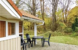 eine Terrasse mit Stühlen und einem Tisch auf einem Haus in der Unterkunft Schmugglerstieg 7 - Dorf 6 in Travemünde