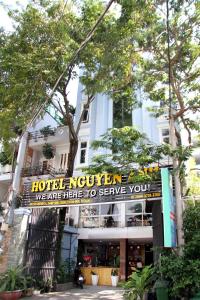 een bord voor een hotel voor een gebouw bij HOTEL NGUYEN ANH in Ho Chi Minh-stad