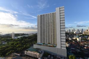 uma vista superior de um edifício alto numa cidade em Condo in Pasay em Manila