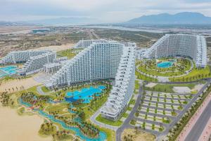 una vista aérea de un complejo cerca de la playa en Ocean view at The Arena Cam Ranh resort, Bai Dai beach - near Airport Nha Trang, Khanh Hoa en Cam Lâm