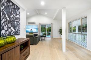 sala de estar con TV grande y sofá en 4 Bedroom Family Home with Pool - Uplands Drive - Q Stay en Gold Coast