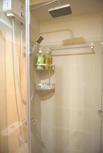 La salle de bains est pourvue d'une douche avec un pommeau de douche. dans l'établissement Condo in Pasay, à Manille