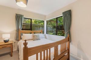 Tempat tidur dalam kamar di Island View Beach House - Paraparaumu Beach Home
