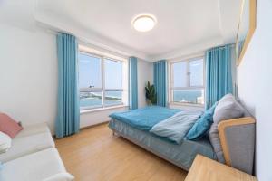 Postel nebo postele na pokoji v ubytování Cloud & Sea Boutique Apartment