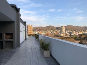 - Balcón de un edificio con vistas a la ciudad en Departamento de un dormitorio en pleno centro Veneto IV en Villa Carlos Paz