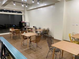 Reštaurácia alebo iné gastronomické zariadenie v ubytovaní 畔山民宿