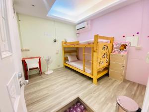 台東市的住宿－紅茶先生民宿 ，小房间设有双层床和书桌