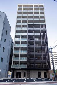 福岡市にあるホテルリファレンス天神Ⅲのバルコニー付きの高層ビル