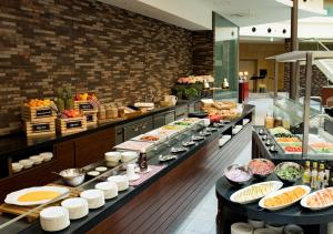 una linea a buffet con molti tipi di cibo diversi di Tokyo Bay Maihama Hotel a Urayasu