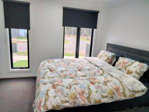 Ένα ή περισσότερα κρεβάτια σε δωμάτιο στο Modern and cosey 4 bedroom house walk to beach