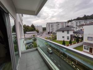 Apartamento con balcón con vistas a la calle. en Muslim Apartment at The Quintet Cameron Highlands, en Cameron Highlands