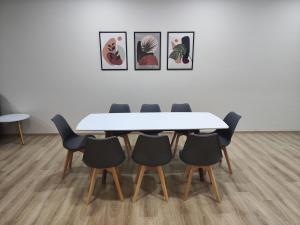 una sala da pranzo con tavolo bianco e 4 sedie di Muslim Apartment at The Quintet Cameron Highlands a Cameron Highlands