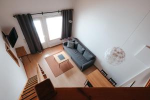 - Vistas a la sala de estar con sofá en Lapland Hotels Sirkantähti, en Levi