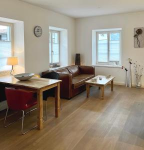 泰根塞的住宿－Palazzo Exclusiv Appartment，客厅配有沙发和桌子