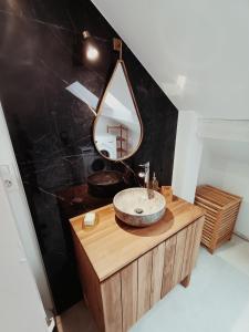 a bathroom with a sink and a mirror at Appartement ! Petit nid entre pistes et lacs! in Saint-Laurent-en-Grandvaux