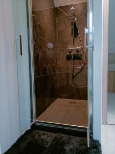 y baño con ducha y puerta de cristal. en Appartement ! Petit nid entre pistes et lacs!, en Saint-Laurent-en-Grandvaux