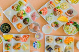 una mesa con varios platos de comida. en Imari Grand Hotel en Imari