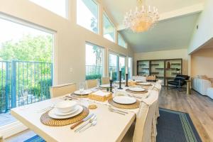 une salle à manger avec une grande table et un lustre dans l'établissement Single Level House with view and pool, à Glendora