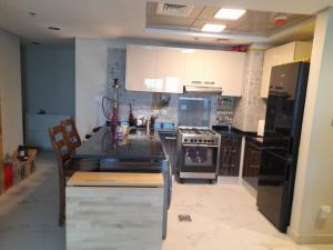 a chilled place في دبي: مطبخ مع مغسلة وموقد فرن علوي