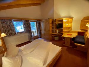 Postel nebo postele na pokoji v ubytování Landhaus Paradies Samnaun Spiss
