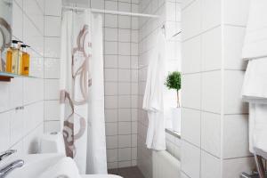 Ett badrum på Kiviks Hotell
