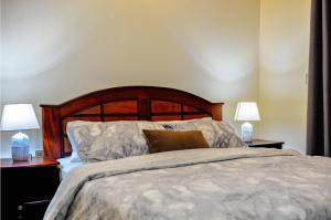 Säng eller sängar i ett rum på Eric Wilkins Apartments