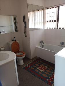 W łazience znajduje się toaleta, wanna i umywalka. w obiekcie Sonvanger w mieście Lambertʼs Bay
