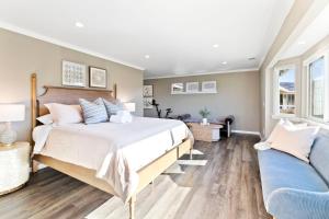 - une chambre avec un grand lit et un canapé dans l'établissement @ Marbella Lane - Hidden Gem in Pacifica!, à Pacifica