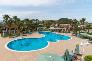 Draufsicht auf einen Swimmingpool in einem Ferienresort in der Unterkunft Hotel Keskin in Dalyan
