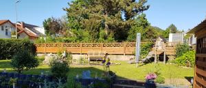 a garden with a wooden fence in a yard at Fewo Am Tiefen Weg in Karlstadt