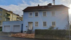 een wit huis met een poort bij Fewo Am Tiefen Weg in Karlstadt