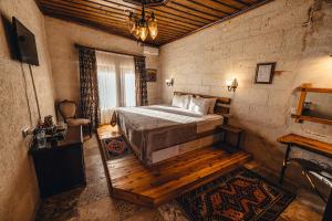 Una cama o camas en una habitación de Hanzade Cappadocia 53 fotos más