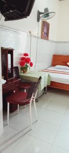 頭頓的住宿－Nhu quynh motel，一间卧室配有桌子、一张床和椅子