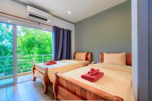 Postel nebo postele na pokoji v ubytování Saline Hot Spring Resort นำ้พุร้อนเค็ม รีสอร์ท + 37 fotografií