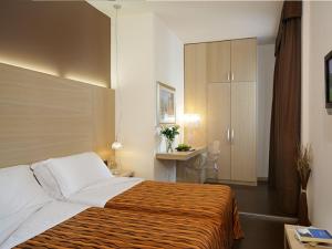 メストレにあるホテル パリスのベッドとデスクが備わるホテルルームです。