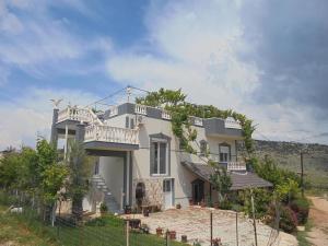 Casa blanca grande con balcón en una colina en Vila Viktori, en Ksamil