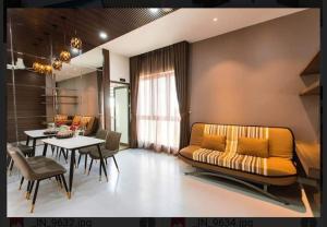 三岐的住宿－Canh Tien Homestay Tam Thanh Beach，客厅配有沙发和桌子