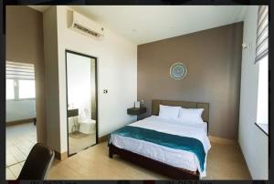 タムキーにあるCanh Tien Homestay Tam Thanh Beachのベッドルーム1室(ベッド1台付)、バスルーム(鏡付)