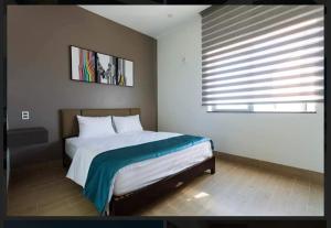 タムキーにあるCanh Tien Homestay Tam Thanh Beachのベッドルーム1室(大型ベッド1台、窓付)