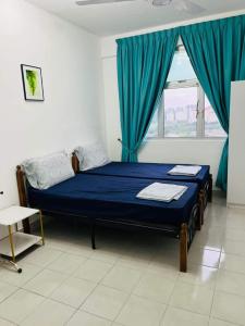 Postel nebo postele na pokoji v ubytování Homestay King sebelah Alamanda