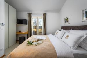Posteľ alebo postele v izbe v ubytovaní Villa Alloro Muntrilj with pool + 26 fotografií