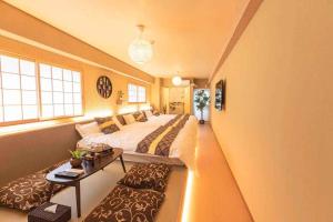 Un dormitorio grande con una cama grande y un sofá. en Lite House Shinsaibashi 4, en Osaka