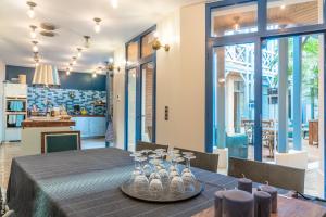 a dining room with a table with glasses on it at Villa d'Eaux in Villers-sur-Mer