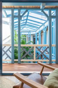 ヴィレ・シュル・メールにあるVilla d'Eauxの青い梁のある木製バルコニー付きの客室です。