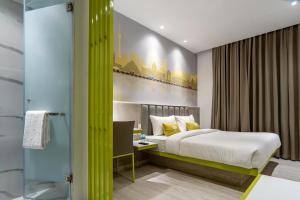une chambre d'hôtel avec un lit et une douche dans l'établissement Le ROI Express Paharganj, à New Delhi