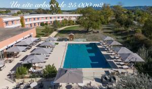 - une vue sur la piscine du complexe et ses parasols dans l'établissement Mount Venturi - Aix-En-Provence Sainte-Victoire - Bar & Restaurant & Padel, à Rousset