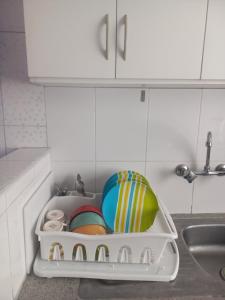 taca z naczyniami w zlewie kuchennym w obiekcie Frente a hermoso Parque Pueblo Libre w mieście Lima +14 zdjęć