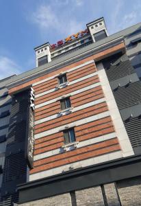 un edificio de color marrón y blanco en Boutique Hotel XYM en Suwon