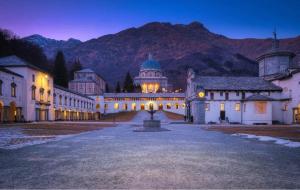 a building with a fountain in the middle of a courtyard at San Filippo Studio Biella Centro in Biella
